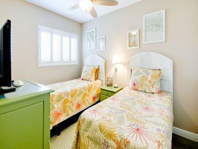 Guest bedroom with twin beds